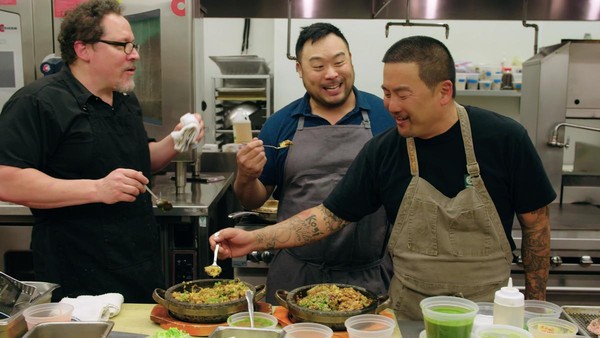 強法洛（左起）、張錫鎬、崔羅伊，進行一場炒飯PK，還聊到美國長大的韓國人，都嫌棄海帶湯，「吃起來感覺好像在吞痰。」（Netflix提供）