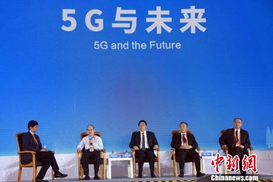▲中國科協年會舉行「高端對話：5G與未來」，鄔賀銓（左2）、鄧中翰（左3）院士就參與對話交流。（圖／翻攝自《中新社》）