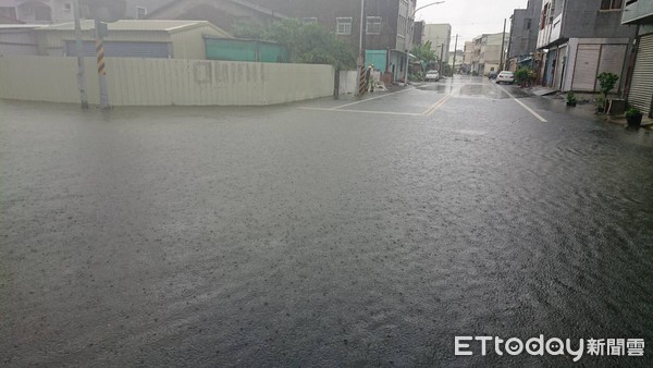 ▲台南下營區下午約下起超大豪雨，最大時雨量高達103mm，累積降雨量達143mm，造成多處道路積淹水情形。（圖／記者林悅翻攝）