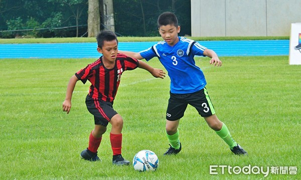 ▲淡水盃足球錦標賽，台東豐里國小(紅)。（圖／記者顏如玉攝）