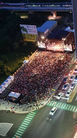 ▲優人神鼓「聽海之心」車站前開演　3000人共度美好仲夏夜。（圖／新竹市政府提供）