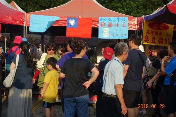 ▲國瑜夜市賣烤肉　「鐵韓粉」突然宮縮...1小時候生下小千金。（圖／王小姐提供）