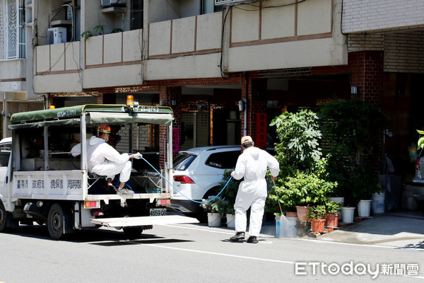 ▲台南市長黃偉哲、立委王定宇及多位市議員，至永康區甲頂里住家周圍環境巡查戶內外環境化學防治、加強孳生源清除及擴大疫調社區民眾健康狀況的執行。（圖／記者林悅翻攝，下同）