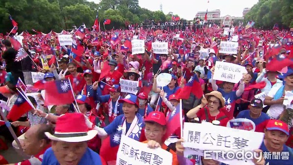 ▲▼韓國瑜0630新竹造勢，傳遞大國旗，現場韓粉慶緒激昂。（圖／ETtoday攝影中心） 