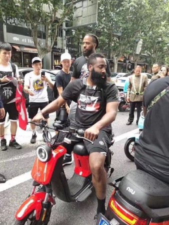 ▲大鬍子哈登對在上海騎車違規行為道歉。（圖／翻攝自哈登微博）