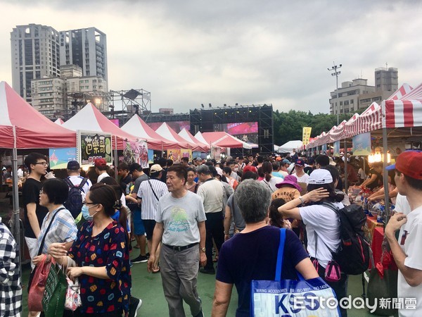 ▲▼郭台銘園遊會擠爆。（圖／記者楊蕓攝）