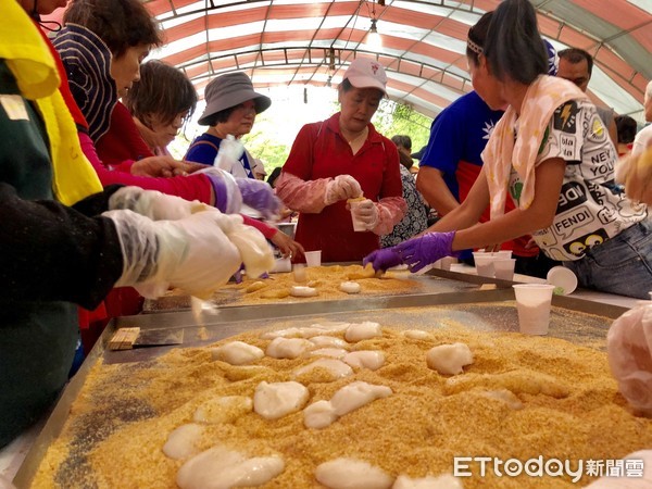 ▲▼韓國瑜鐵粉運來5000份米粉跟1000斤麻糬，到新竹造勢現場分送給民眾免費吃             。（圖／記者陳以昇攝）