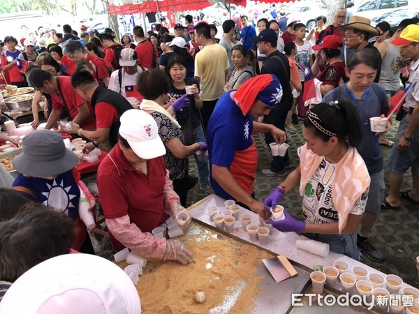 ▲▼韓國瑜鐵粉運來5000份米粉跟1000斤麻糬，到新竹造勢現場分送給民眾免費吃             。（圖／記者陳以昇攝）
