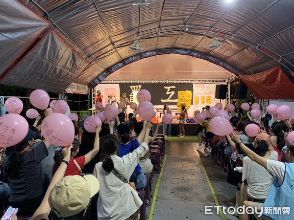 ▲長榮罷工第11天會員在粉紅氣球寫心願。（圖／記者彭懷玉攝）