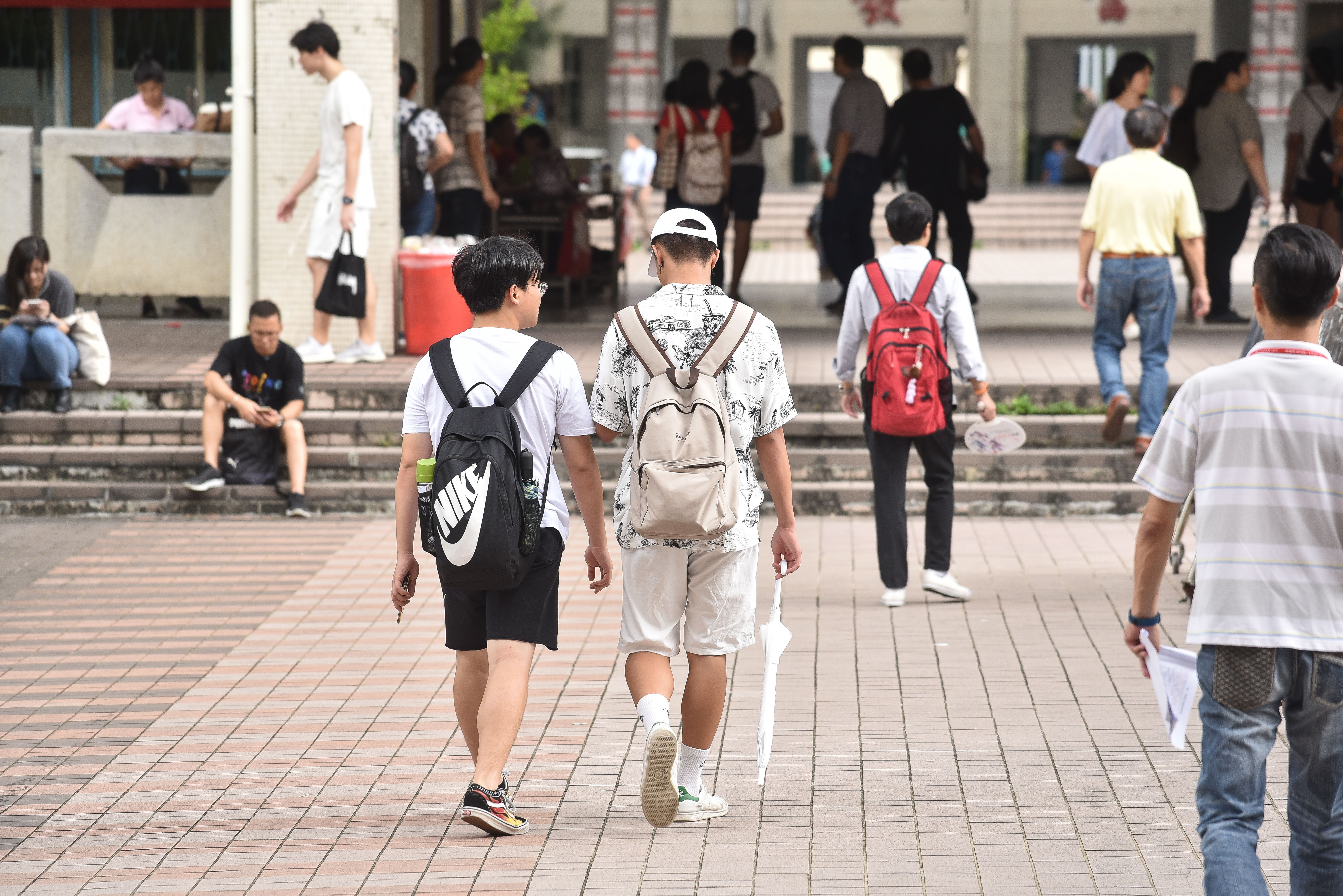 ▲▼108年大學指定考科考試,大學指考,考生,考場,陪考,家長,教育,升學壓力,考試,青少年,學生,多元入學。（圖／記者李毓康攝）