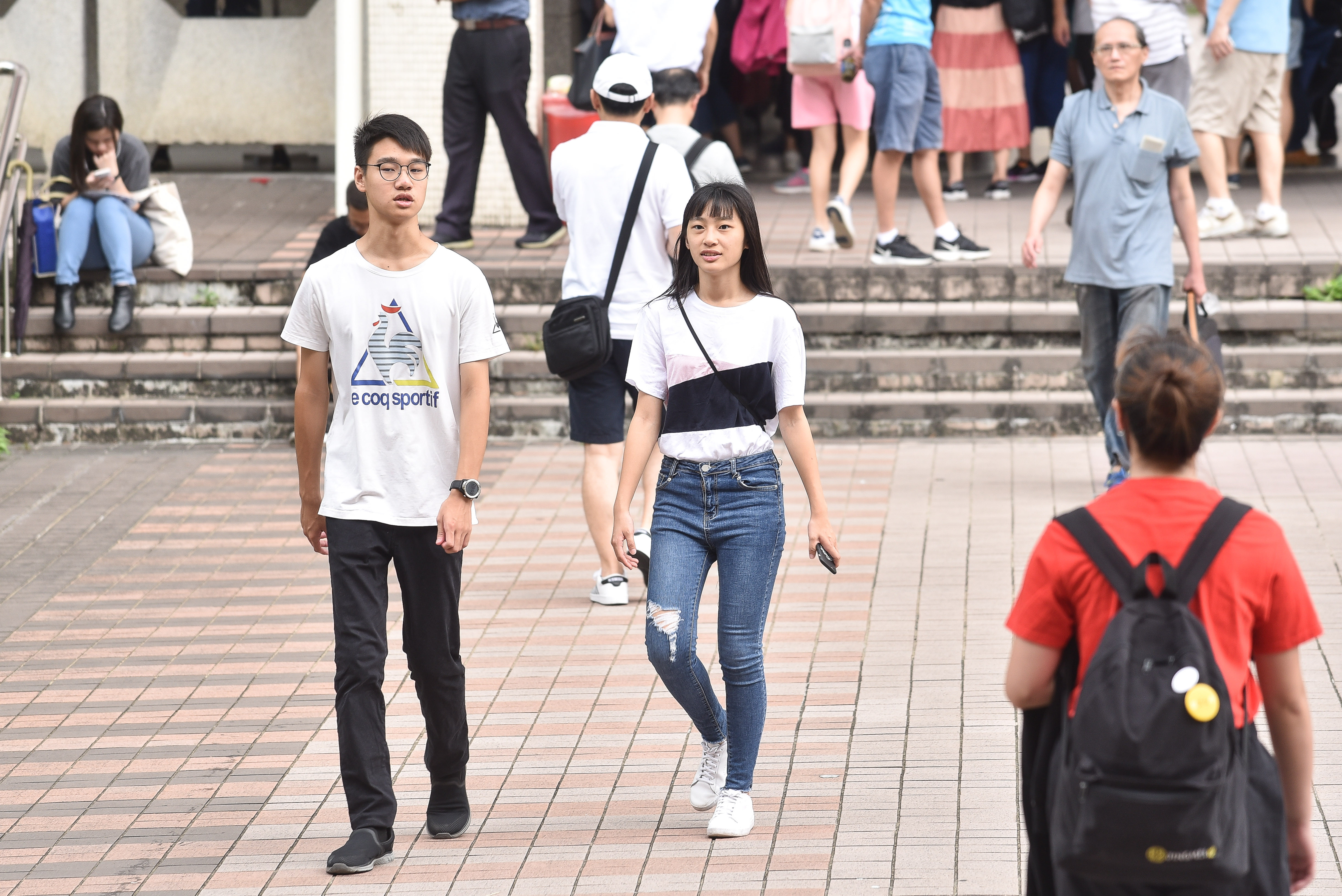 ▲▼108年大學指定考科考試,大學指考,考生,考場,陪考,家長,教育,升學壓力,考試,青少年,學生,多元入學。（圖／記者李毓康攝）