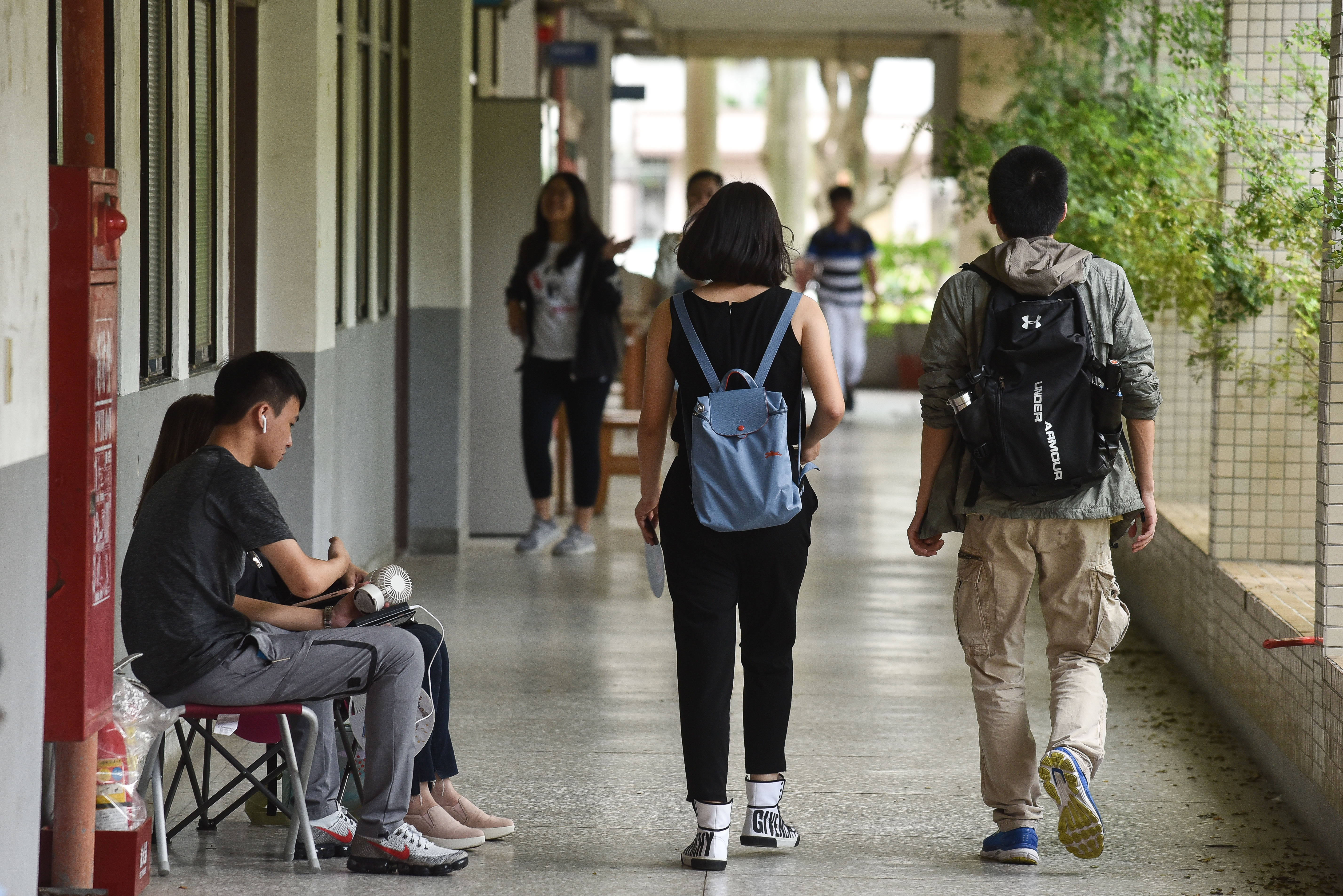 ▲▼108年大學指定考科考試,大學指考,考生,考場,陪考,家長,教育,升學壓力,考試,青少年,學生,多元入學。（圖／記者李毓康攝）