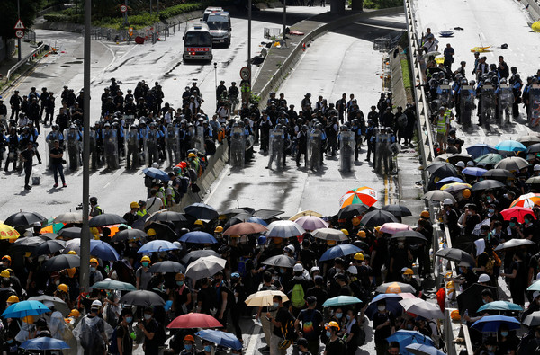 ▲香港警察與示威民眾在夏慤道對峙。（圖／路透）