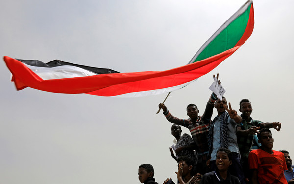 ▲▼蘇丹群眾30日再度上街抗議，要求軍政府把政權交給公民。（圖／路透）