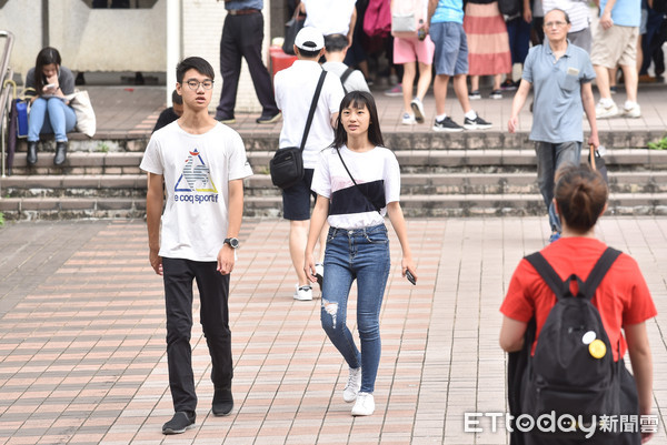 ▲▼108年大學指定考科考試,大學指考,考生,考場,陪考,家長,教育,升學壓力,考試,青少年,學生,多元入學。（圖／記者李毓康攝）