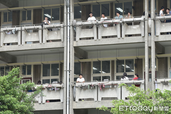 ▲▼108年大學指定考科考試,大學指考,考生,考場,陪考,家長,教育,升學壓力,考試,青少年,學生,多元入學。（圖／記者李毓康攝）