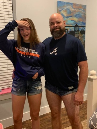 ▲傑森穿「超迷你短褲」要女兒不再穿短褲上學。（圖／翻攝自臉書／Jason Hilley）
