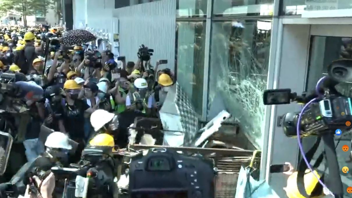 ▲▼示威者衝撞立法會玻璃門,七一,反送中,香港。（圖／翻攝自香港電台視像新聞）
