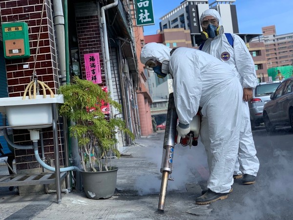 ▲陸軍八軍團支援高雄市執行登革熱防治。（圖／國防部提供）