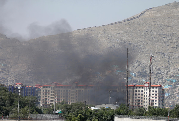▲▼阿富汗首都喀布爾（Kabul）發生爆炸事件，現場可見濃濃煙霧。（圖／路透）