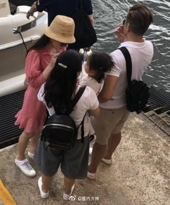 ▲郭富城一家人在岸邊等著登船。（圖／翻攝自微博／圈內大神）
