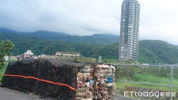 ▲▼6月28日傍，宜蘭頭城鎮烏石港附近，被不肖業者偷倒17多噸廢棄物。（圖／游芳男翻攝，下同）