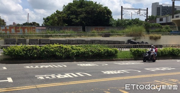 ▲為解決台南市東區小東地下道逢雨必淹問題，台南市工務局將封閉小東地下道進行植栽移植工程。（圖／記者林悅翻攝）