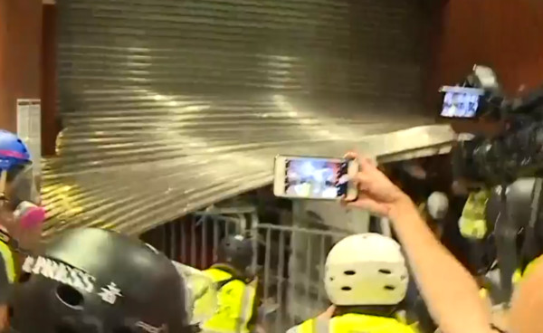 ▼示威者擊破玻璃門，衝入佔領立法會。（圖／Facebook／港台電視部－公共事務組）