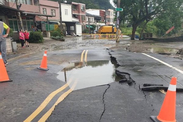 ▲▼頭份炸出50cm坑洞！「爆管」瞬間轟破地表　家門口變災難住戶嚇傻眼。（圖／頭份市民代表溫俊勇／我是頭份人）