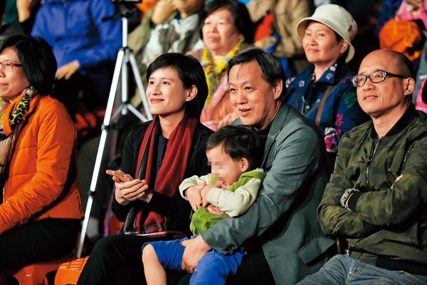 鄭麗君（前左）與丈夫沈學榮（前右）帶著孩子欣賞陳明章音樂會。（中央社）