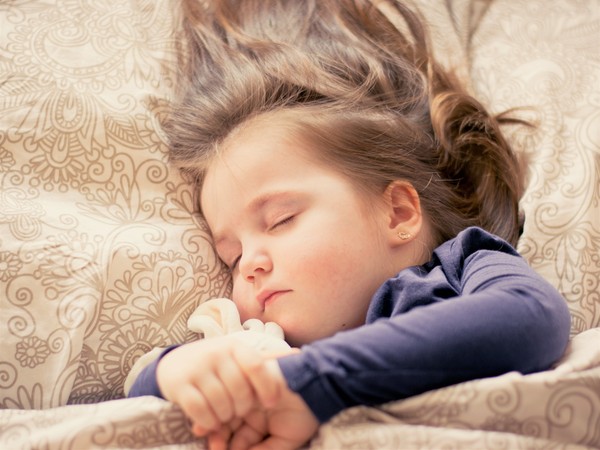 ▲2歲女兒午睡嚴重中暑。（圖／取自免費圖庫pixabay）