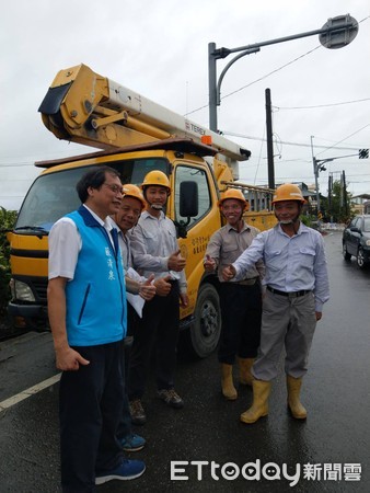 ▲屏東縣南州鄉、林邊鄉龍捲風襲擊，80歲老嫗滿臉被碎玻璃刺傷住院治療。（圖／記者陳崑福翻攝）