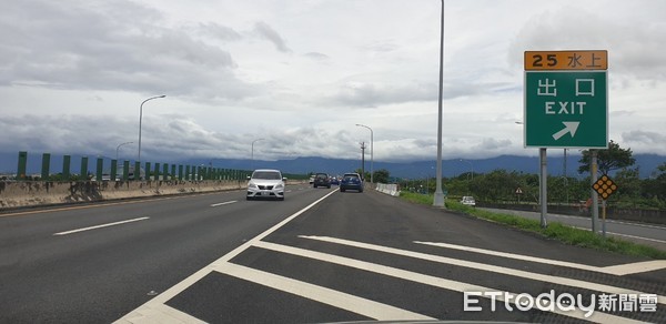 ▲▼ 嘉義東西向82快速道路連續兩天發生重大車禍，今天水上交流道大小車互撞，小客車整個粉碎（圖／記者翁伊森攝，下同）