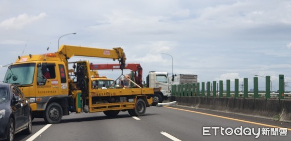 ▲▼ 嘉義東西向82快速道路連續兩天發生重大車禍，今天水上交流道大小車互撞，小客車整個粉碎（圖／記者翁伊森攝，下同）