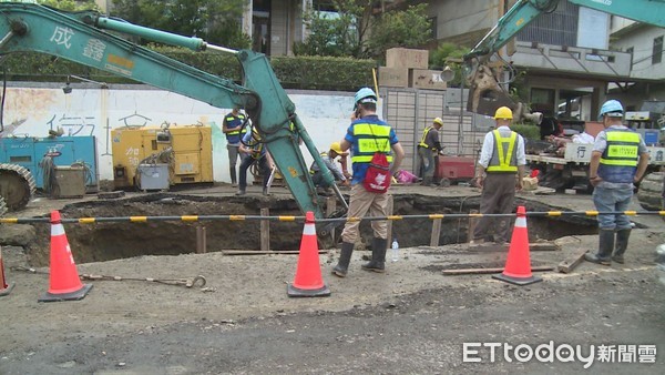 ▲頭份市水源路自來水管爆裂，造成路面有5米的大坑洞，水公司撤夜搶修，2日一早恢復單向通車。（圖／記者黃孟珍翻攝）