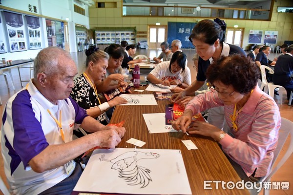 ▲▼「慈濟基金會福興村社區照顧關懷據點並設置C級巷弄長照站」於7月2日上午正式開幕揭碑，由宜蘭縣副縣長林建榮、五結鄉公所鄉長沈德茂、慈濟基金會慈發處呂芳川主任帶領縣府、五結鄉公所、慈濟志工，以及關懷據點長者們一起為據點揭牌啟用。（圖／慈濟基金會提供）