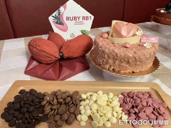 ▲85度C在今年父親節檔期特別推出紅寶石巧克力蛋糕，睽違80年後世界上誕生的第四種巧克力，使用粉紅色可可豆製作而成，相當吸睛。（圖／85度C提供）