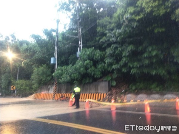 ▲▼全台午後暴雨，新北市新莊新樹路地下道傳出淹水災情。（圖／記者陳豐德翻攝）