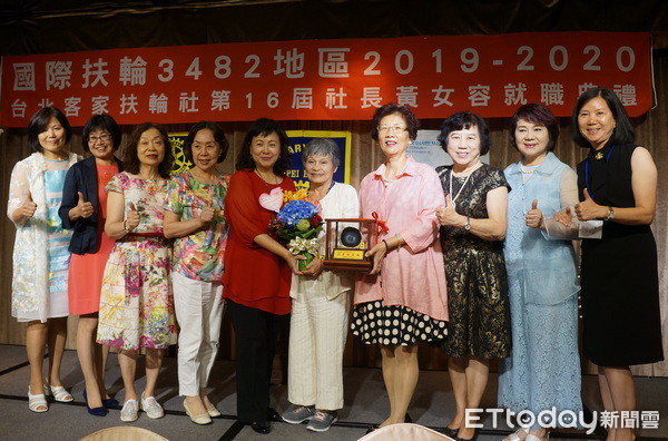 ▲82歲的黃女容（左）接任台北客家扶輪社長。（圖／記者楊淑媛攝）