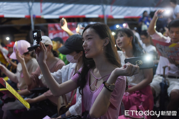 ▲「一起陪長榮空服罷工」晚會。（圖／記者林敬旻攝） 