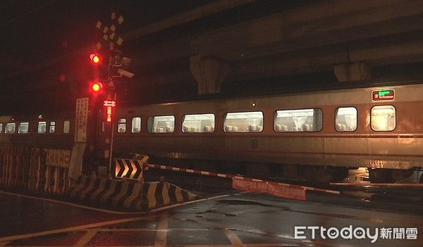 ▲▼自強號撞人正妹不耐跳車             。（圖／記者洪正達翻攝）