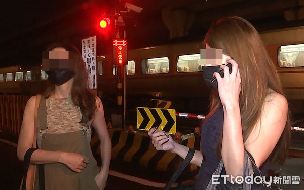 ▲▼自強號撞人正妹不耐跳車             。（圖／記者洪正達翻攝）