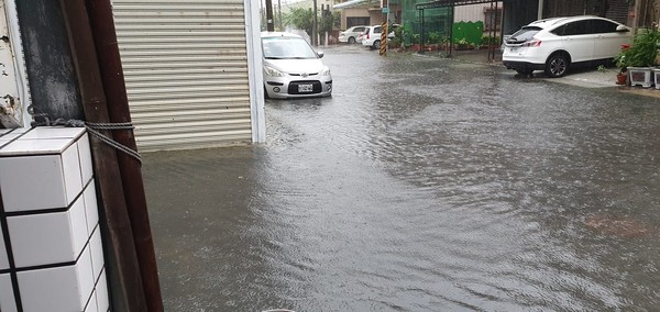 ▲受低壓帶影響，台南地區清晨出現強降雨，雨勢很大造成安南區、東區等地出現積水，尢其是安中路的「安中河」再現。 （圖／翻攝自臉書我住在台南安南區）