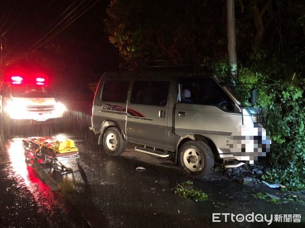 ▲▼花蓮縣玉里鎮193縣道春日路段小3日凌晨，一輛小貨車自撞路燈，車頭扭曲變形。（圖／記者王兆麟翻攝，下同）