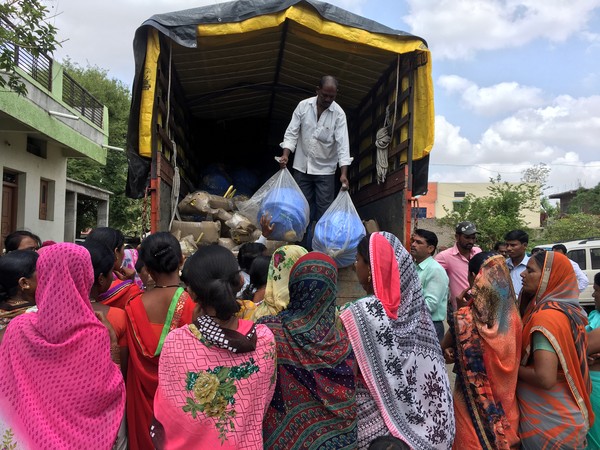 ▲▼ 印度婦女拿著桶子，來到供水車旁排隊裝水 。（圖／路透社）