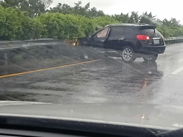 ▲▼雲林清晨雨狂炸，台78線上午接連3車打滑自撞。（圖／翻攝臉書「職業聯結車 職業大貨車 大客車 拉拉隊 運輸業 照片影片資訊分享團」）