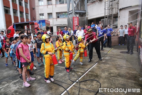 ▲▼108年消防營，城市消防小尖兵進行射水滅火及橫渡體驗。（圖／記者孫于珊翻攝）