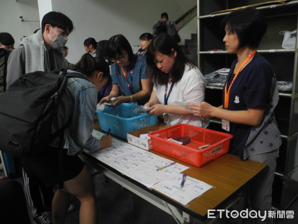 ▲▼大學指考試務人員出闈。（圖／記者許展溢攝）