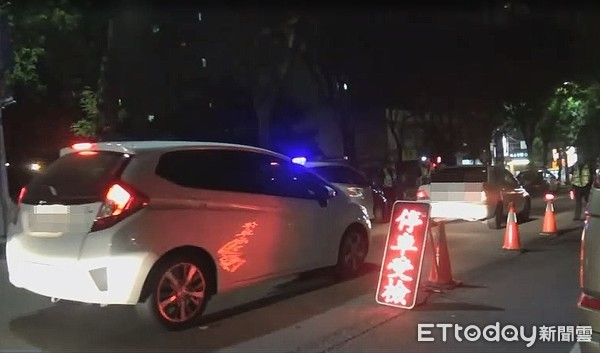 ▲▼警方設酒駕路檢，竟有車輛拒檢加速逃逸。（圖／記者李忠憲翻攝）