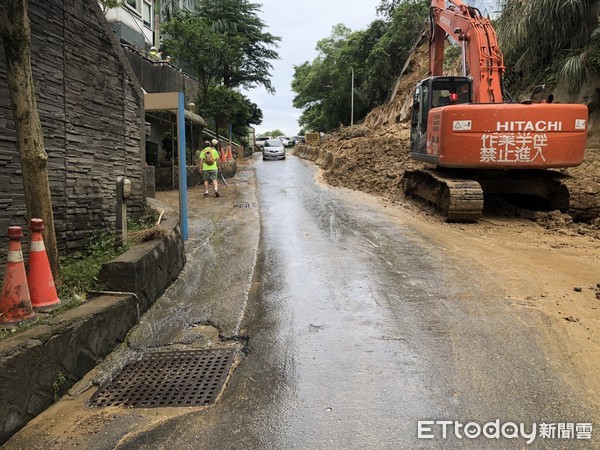 ▲ 汐止秀山路邊坡再度滑落 市府團隊搶災「搶通單線道路」。（圖／新北市消防局提供）